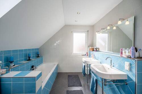 Badezimmer im OG (Ansicht: Doppelwaschbecken, Badewanne) - 