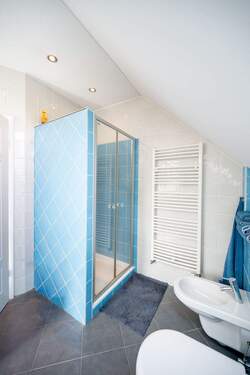 Badezimmer mit OG (Ansicht Dusche, Bidet) - 