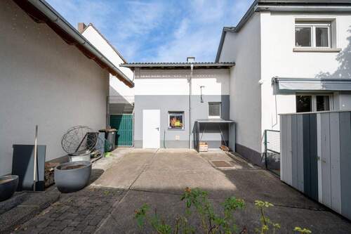 Zwischengebäude (Lager) sowie vermietetes Einfamilienhaus mit Markise - 