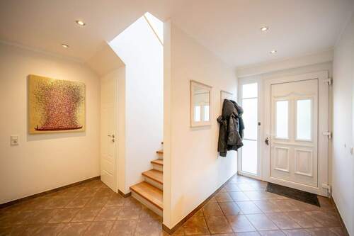 Hauseingangstür und großzügiger Foyer - 