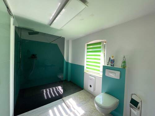 modernes Bad mit ebenerdiger Dusche - 