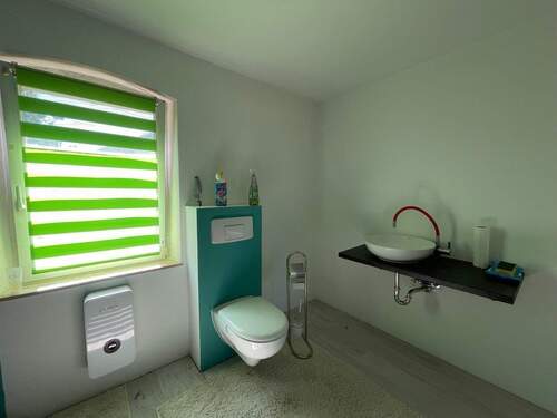 modernes Bad mit ebenerdiger Dusche - 