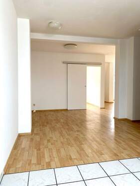 Wohnbereich erste Hälfte - Etagenwohnung mit 59,00 m&sup2; in Nürnberg zur Miete