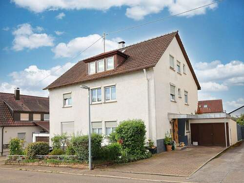 Hausansicht und Garage - 3 Zimmer Etagenwohnung zum Kaufen in Böblingen
