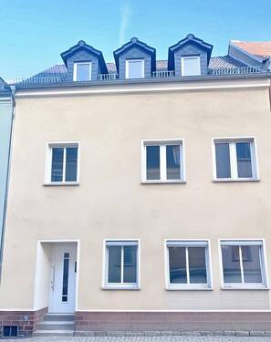 Außenansicht.jpeg - Erstbezug: Bezugsfertiges saniertes Reihenmittelhaus – mit ELW, Balkon & kleinem Garten, perfekt zentrale Lage