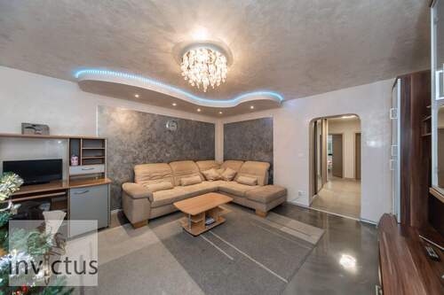 Wohnzimmer - Modernisiertes Wohnung mit Balkon & Tiefgaragenstellplatz - zentral und ruhig gelegen