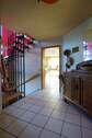 Flur im Erdgeschoss mit Fliesenboden - 