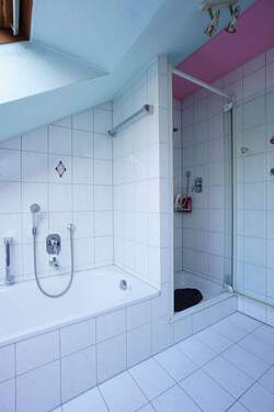 Geräumiges Bad mit Dusche und Wanne - 
