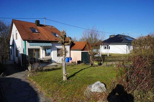 Außenansicht - Freistehendes Einfamilienhaus mit Garage