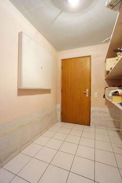 Flur im Untergeschoss mit Fliesenboden - 