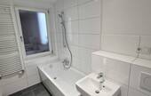 Bad mit Fenster + Wanne - Etagenwohnung mit 72,00 m&sup2; in Aachen zur Miete