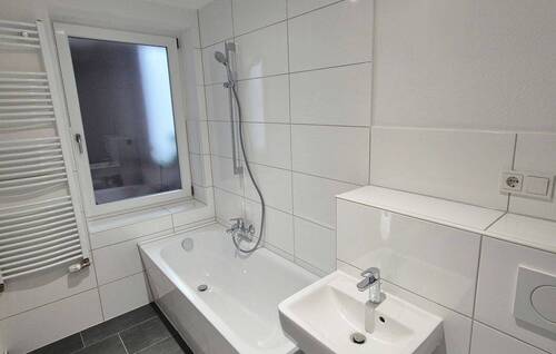 Bad mit Fenster + Wanne - Etagenwohnung mit 72,00 m&sup2; in Aachen zur Miete
