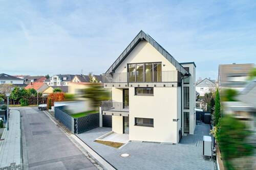 Fronstansicht - ERSTBEZUG in zentraler Lage: 3- Familienhaus in ruhiger Lage ****Wärmepumpe**** GARAGE******PV*****