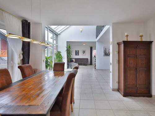 Großzügiger Essbereich mit angrenzender Küche - 6 Zimmer Einfamilienhaus zum Kaufen in Ostelsheim