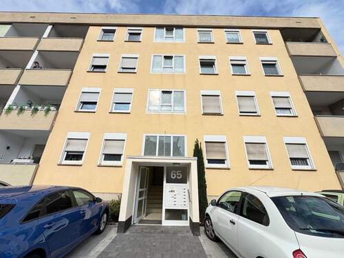 Fassade Vorderhaus - Ohne Provision direkt vom Eigentümer: bezugsfreie 3 Zimmer Küche Bad mit 2 Balkonen 159.000€