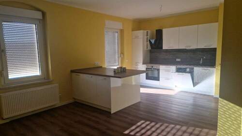 PHOTO-2025-09-29-09-44-49_3 - Großzügige 5-Zimmer mit Garage, 2xBalkon, 2xBäder, EBK und Laminat in guter Lage!