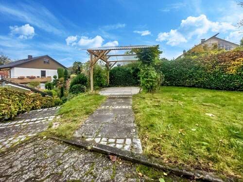 Vorgarten mit überdachtem Freisitz - 