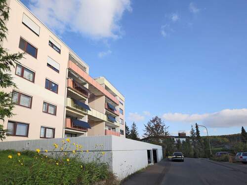 Hausansicht mit Tiefgarageneinfahrt - 1 Zimmer Etagenwohnung in Heimsheim