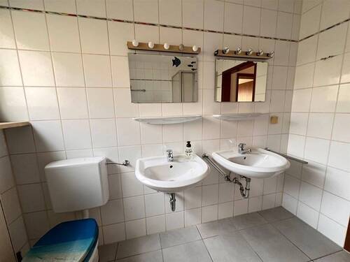 und zwei Waschbecken - 