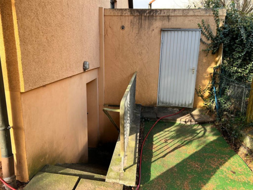 Außentreppe und Garagenzugang - 