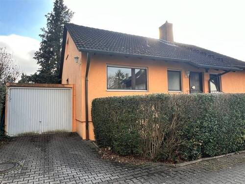Nordansicht mit Garage - 
