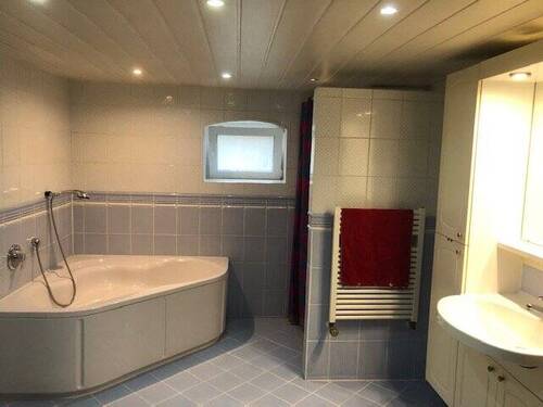 Teilansicht vom Badezimmer - 