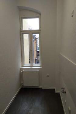 offene Küche mit Fenster zum Innenhof.jpg - 