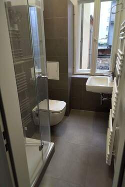 Bad mit Dusche Fenster.jpg - 