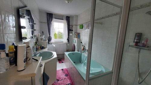 Bad mit Dusche und Wanne - 