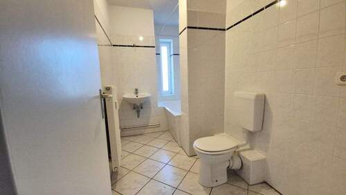 Wannenbad mit Fenster.jpg - 