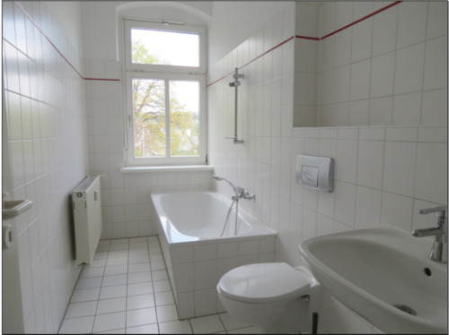 Bad mit Fenster und Wanne.png - 