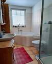 Badezimmer OG mit Eckbadewanne und Dusche - 
