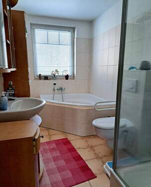 Badezimmer OG mit Eckbadewanne und Dusche - 