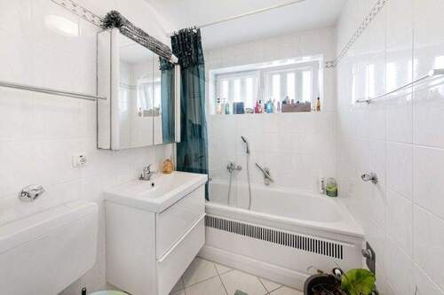 Bad mit Fenster und Badewanne - Etagenwohnung mit 71,00 m&sup2; in München zum Kaufen