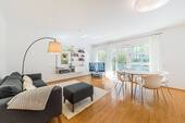 Wohnzimmer - Westend-Süd: Wunderschöne, sanierte 2-Zi.-Wohnung mit Lift, TG-Stellplatz und Balkon