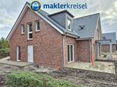 Westseite - Moderne Haushälfte mit EBK und Garage