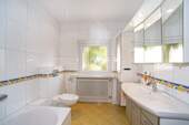 Bad EG mit Badewanne und Dusche - 