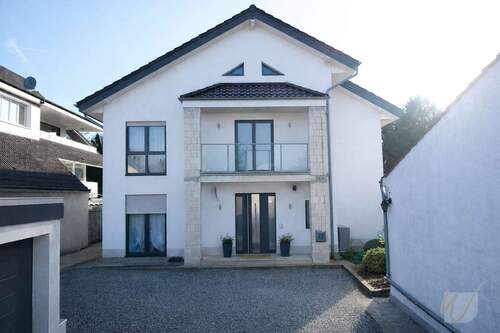 Hausansicht - 7 Zimmer Mehrfamilienhaus, Wohnhaus zum Kaufen in Solingen / Auf der Höhe