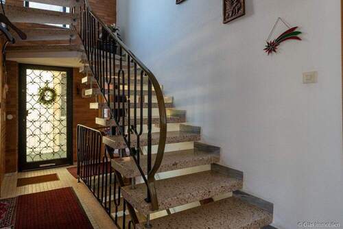 Treppenhaus Erdgeschoss - Mehrfamilienhaus, Wohnhaus mit 190,00 m&sup2; in Saarbrücken / Gersweiler zum Kaufen