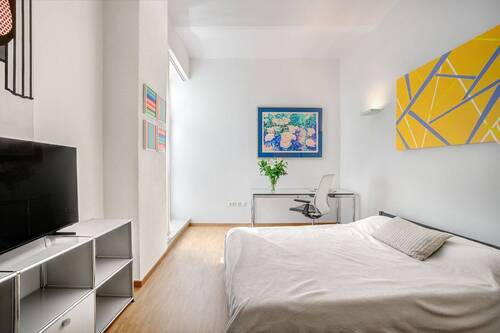 Helles Gästezimmer mit Zugang zum Gartenbereich. - 