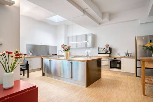 Perfekt zum Loftstil passende Edelstahl-Küche. - 3 Zimmer Etagenwohnung zum Kaufen in München