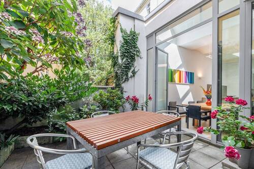 Von Grün umgebene Terrasse. - Etagenwohnung mit 223,00 m² in München zum Kaufen