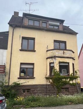 Bild 1 - Ein Investoren-Juwel: Sanierungsbedürftiges 3-Familienhaus mit Potenzial plus einem zusätzlich Baugrundstück in Saarlouis