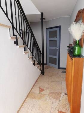 Flur mit Treppe zur FeWo - 