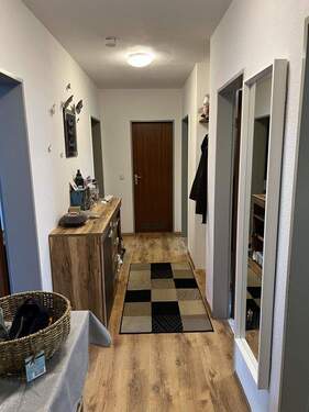 Eingang und Flur - Helle 3-Zimmer-Wohnung in ruhiger Lage von Solingen-Gräfrath