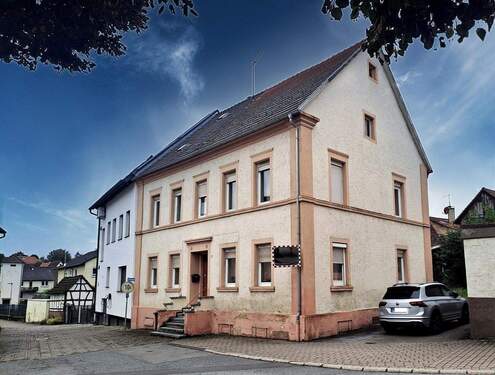 Straßenansicht - Generationenhaus mit großem Grundstück!