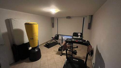 Fitnessraum mit Kinoleinwand - 