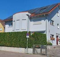 Freistehendes Einfamilienhaus mit Wellnessbereich, Einliegerwohnung und Doppelgarage in Kornwestheim