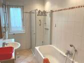 Bad mit Wanne und Dusche - 