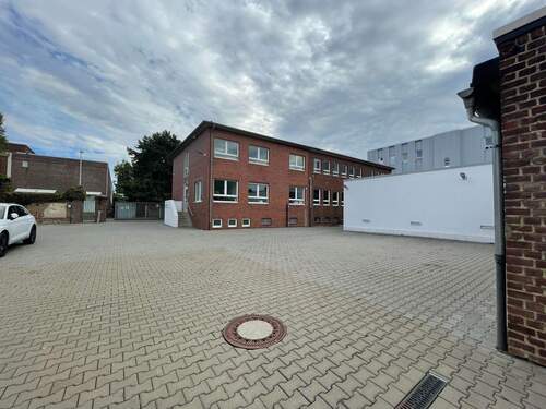 Blick zum Gebäude B - 